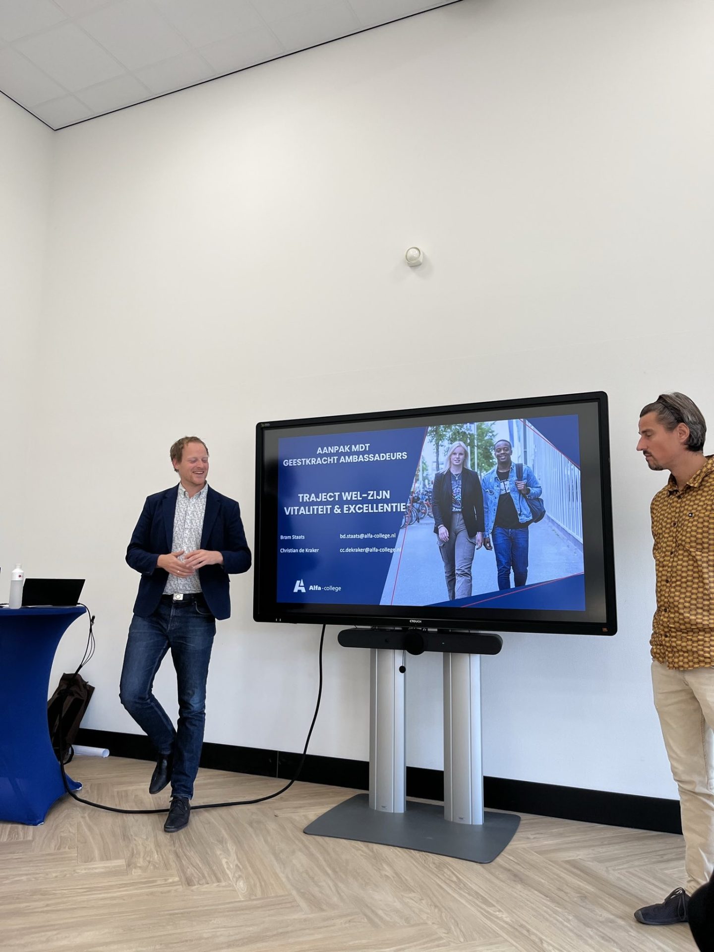 twee personen geven een presentatie