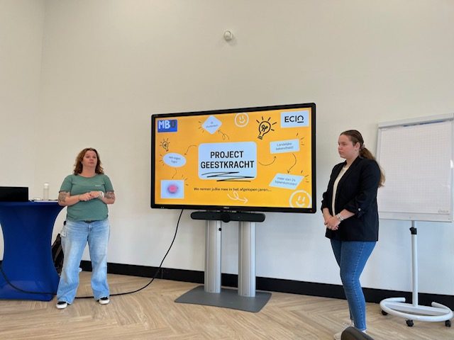 2 personen zijn aan het presenten