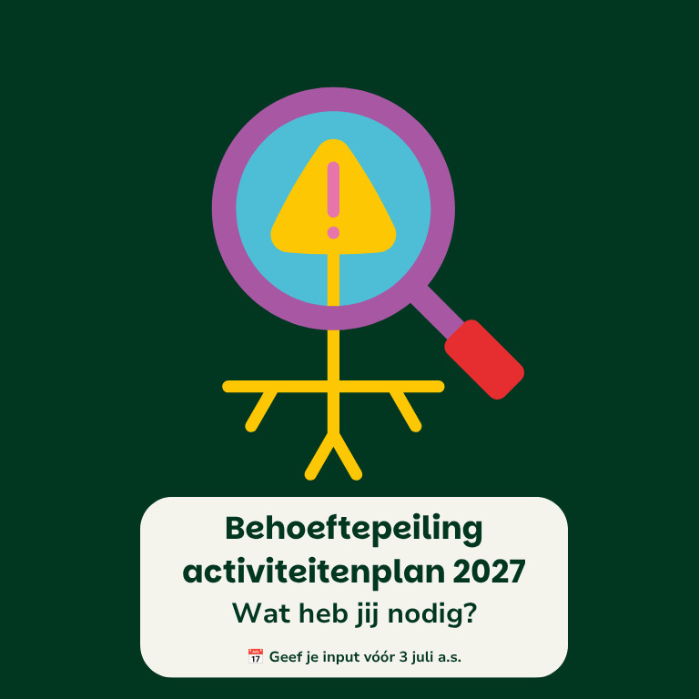 Illustratie van een vergrootglas dat een geel waarschuwingssymbool bekijkt boven een abstracte wortelstructuur, met daaronder de tekst: “Behoeftepeiling activiteitenplan 2027 – Wat heb jij nodig? Geef je input vóór 3 juli a.s.” De afbeelding benadrukt het verzamelen van input van onderwijsprofessionals voor het activiteitenplan.