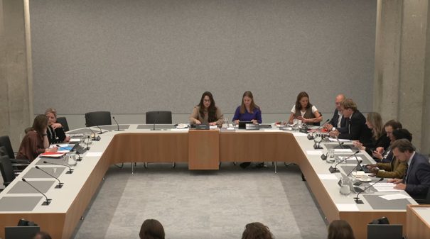 Commissiedebat in de Tweede Kamer, met Kamerleden en minister Letschert aan een U-vormige vergadertafel tijdens het debat over hoger onderwijs, studiefinanciering en DUO op 8 oktober 2026.